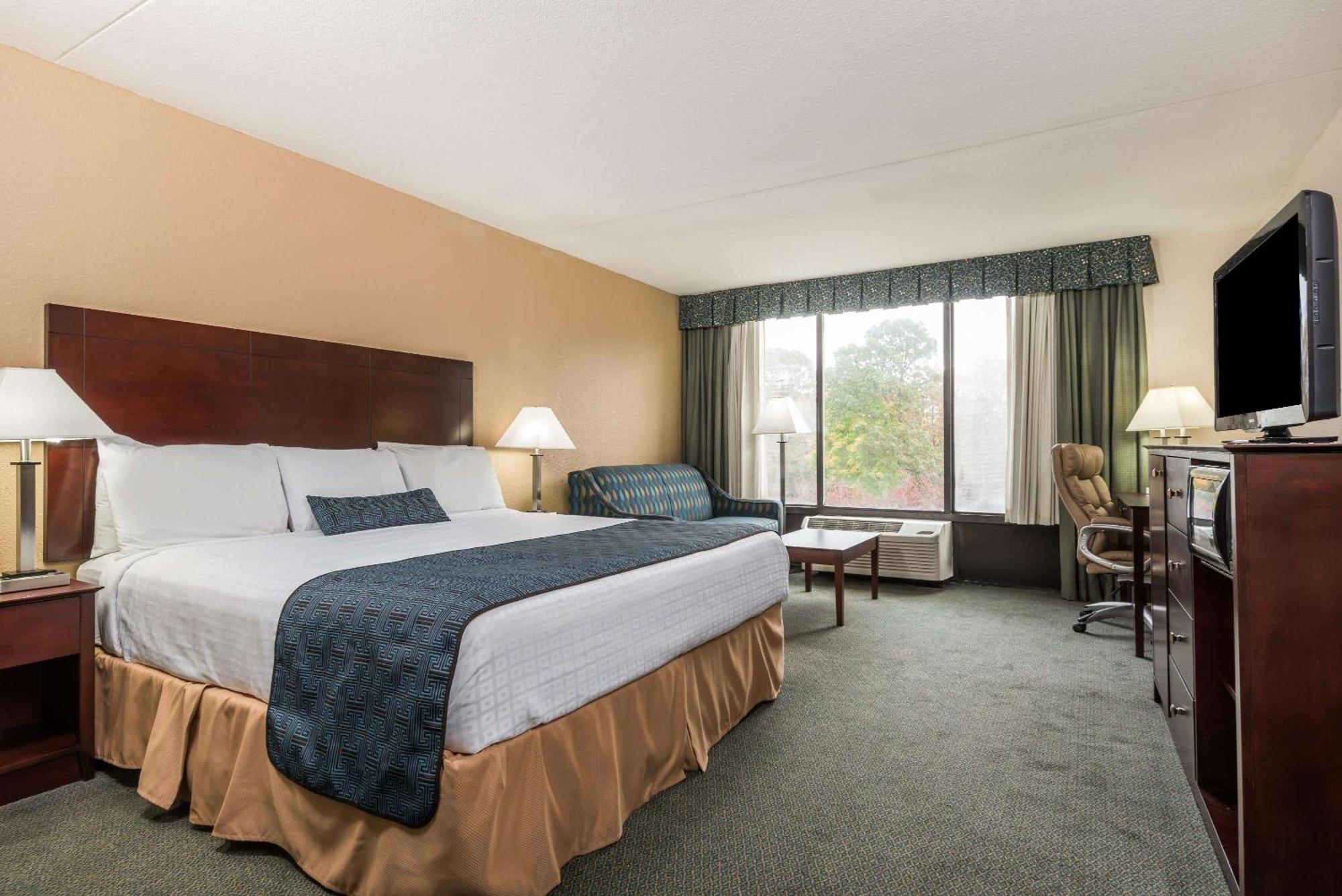 Отель Wyndham Garden Williamsburg Busch Gardens Area Экстерьер фото
